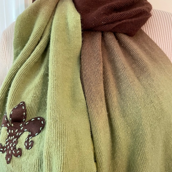 Fleur-de-lis cashmere soft scarf - Picture 2 of 4